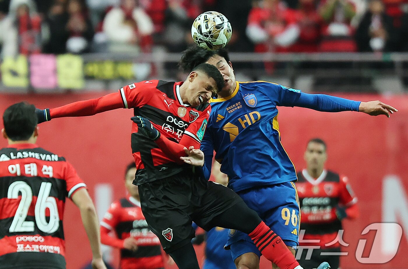 본문 이미지 - 30일 오후 서울 마포구 서울월드컵경기장에서 열린 '2024 하나은행 코리아컵 결승전' 포항 스틸러스와 울산HD의 경기, 후반 포항 오베르단과 울산 김지현이 헤딩 경합을 하고 있다. 2024.11.30/뉴스1 ⓒ News1 김진환 기자