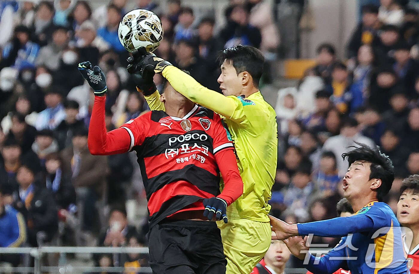 본문 이미지 - 30일 오후 서울 마포구 서울월드컵경기장에서 열린 '2024 하나은행 코리아컵 결승전' 포항 스틸러스와 울산HD의 경기, 후반 포항 조르지와 골키퍼 윤평국이 코너킥 상황에서 충돌하고 있다. 2024.11.30/뉴스1 ⓒ News1 김진환 기자