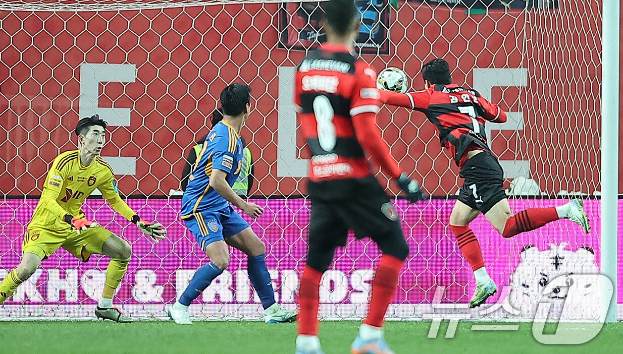 본문 이미지 - 30일 오후 서울 마포구 서울월드컵경기장에서 열린 '2024 하나은행 코리아컵 결승전' 포항 스틸러스와 울산HD의 경기, 연장 후반 포항 김인성이 역전골을 넣고 있다. 2024.11.30/뉴스1 ⓒ News1 김진환 기자