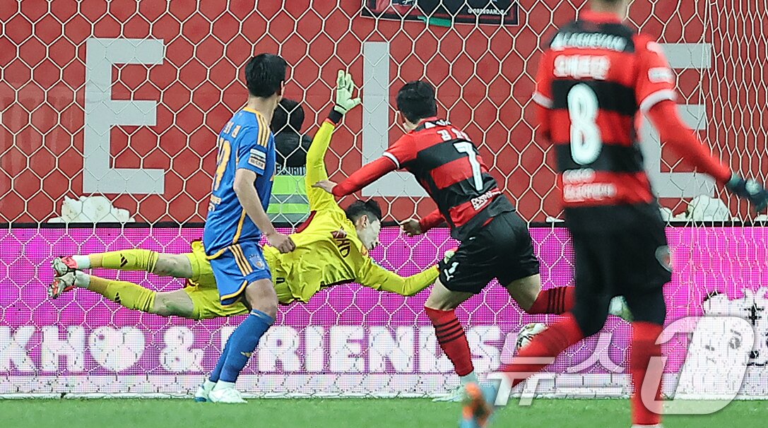 본문 이미지 - 30일 오후 서울 마포구 서울월드컵경기장에서 열린 &#39;2024 하나은행 코리아컵 결승전&#39; 포항 스틸러스와 울산HD의 경기, 연장 후반 포항 김인성이 역전골을 넣고 있다. 2024.11.30/뉴스1 ⓒ News1 김진환 기자