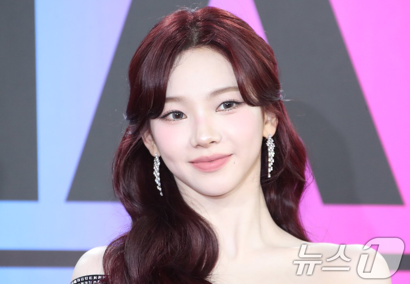 본문 이미지 - 에스파 카리나가 30일 오후 인천 중구 운서동 인스파이어 아레나에서 열린 &#39;제16회 멜론뮤직어워즈&#40;MMA&#41;&#39; 레드카펫 행사에 참석해 포즈를 취하고 있다. 2024.11.30/뉴스1 ⓒ News1 권현진 기자