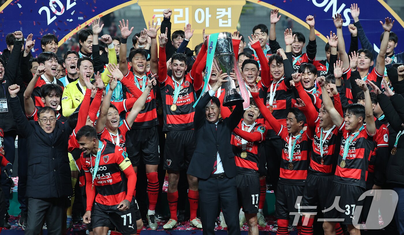 본문 이미지 - 30일 오후 서울 마포구 서울월드컵경기장에서 열린 '2024 하나은행 코리아컵 결승전' 포항 스틸러스와 울산HD의 경기에서 연장 접전 끝에 3대1 승리를 거둔 포항 박태하 감독을 비롯한 선수들이 시상식에서 환호하고 있다. 2024.11.30/뉴스1 ⓒ News1 김진환 기자