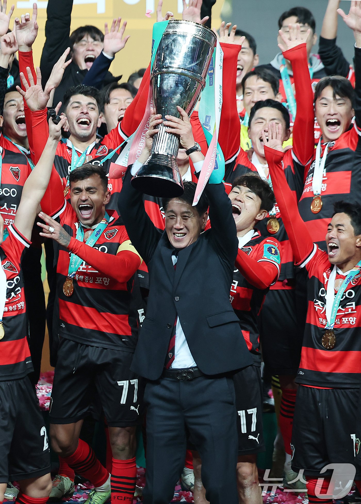 본문 이미지 - 30일 오후 서울 마포구 서울월드컵경기장에서 열린 &#39;2024 하나은행 코리아컵 결승전&#39; 포항 스틸러스와 울산HD의 경기에서 연장 접전 끝에 3대1 승리를 거둔 포항 박태하 감독을 비롯한 선수들이 시상식에서 환호하고 있다. 2024.11.30/뉴스1 ⓒ News1 김진환 기자