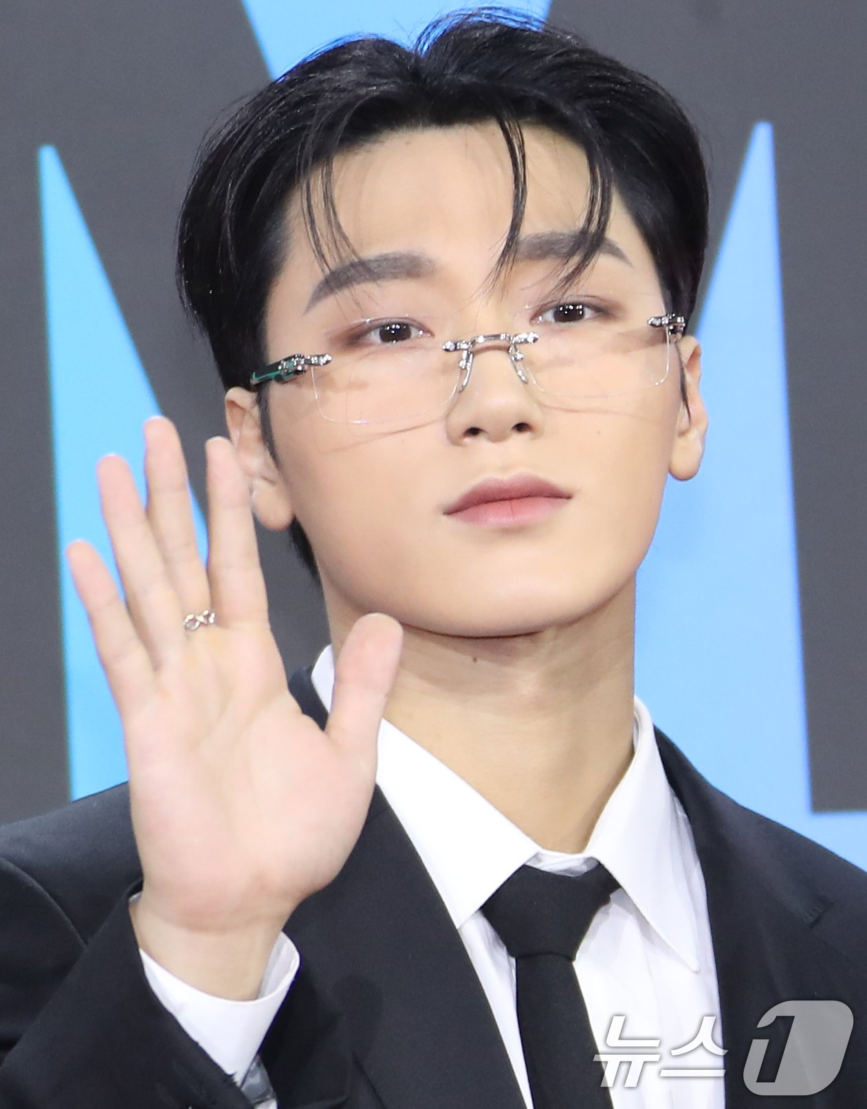 에이티즈 산, 빛나는 손 인사