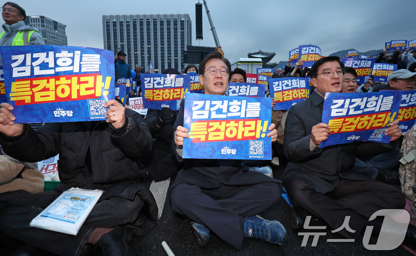 (서울=뉴스1) 장수영 기자 = 이재명 더불어민주당 대표가 30일 오후 서울 종로구 광화문 일대에서 열린 '김건희·윤석열 국정농단 규탄·특검 촉구 제5차 국민행동의 날'에 참석하며 …