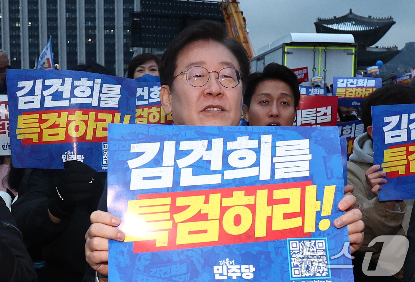 본문 이미지 - 이재명 더불어민주당 대표가 30일 오후 서울 종로구 광화문 일대에서 열린 '김건희·윤석열 국정농단 규탄·특검 촉구 제5차 국민행동의 날'에 참석하며 김건희 여사 특검을 촉구하는 구호를 외치고 있다. 2024.11.30/뉴스1 ⓒ News1 장수영 기자