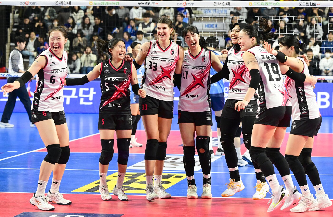 본문 이미지 - 30일 IBK기업은행전에서 승리한 정관장 선수들이 환호하고 있다. (KOVO 제공)