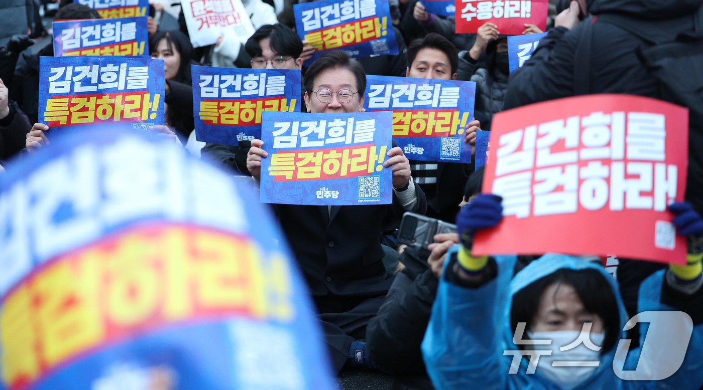 이재명 더불어민주당 대표가 30일 오후 서울 종로구 광화문 일대에서 열린 &#39;김건희·윤석열 국정농단 규탄·특검 촉구 제5차 국민행동의 날&#39;에 참석하며 김건희 여사 특검을 촉구하는 구호를 외치고 있다. 2024.11.30/뉴스1 ⓒ News1 장수영 기자