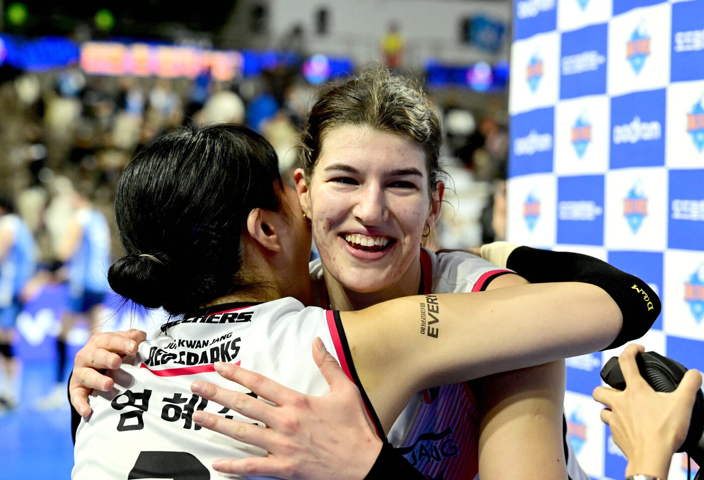 본문 이미지 - 정관장 염혜선(왼쪽)과 반야 부키리치. (KOVO 제공)