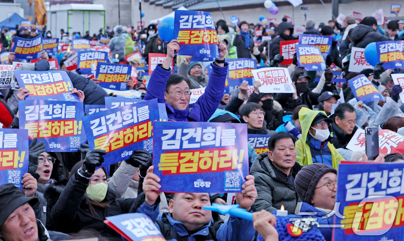 (서울=뉴스1) 장수영 기자 = 30일 오후 서울 종로구 광화문 일대에서 열린 '김건희·윤석열 국정농단 규탄·특검 촉구 제5차 국민행동의 날'에 참여한 시민들이 김건희 여사 특검을 …