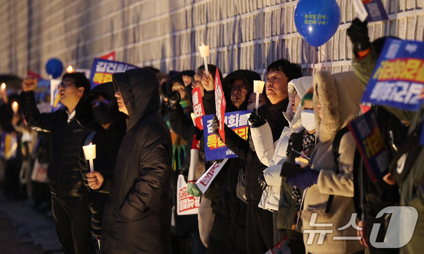 본문 이미지 - 30일 오후 서울 종로구 광화문 일대에서 열린 '김건희‧채상병 특검 추진, 국정농단 규명! 윤석열을 거부한다 3차 시민행진'에 참여한 시민들이 촛불을 들며 정권을 규탄하고 있다. 2024.11.30/뉴스1 ⓒ News1 장수영 기자