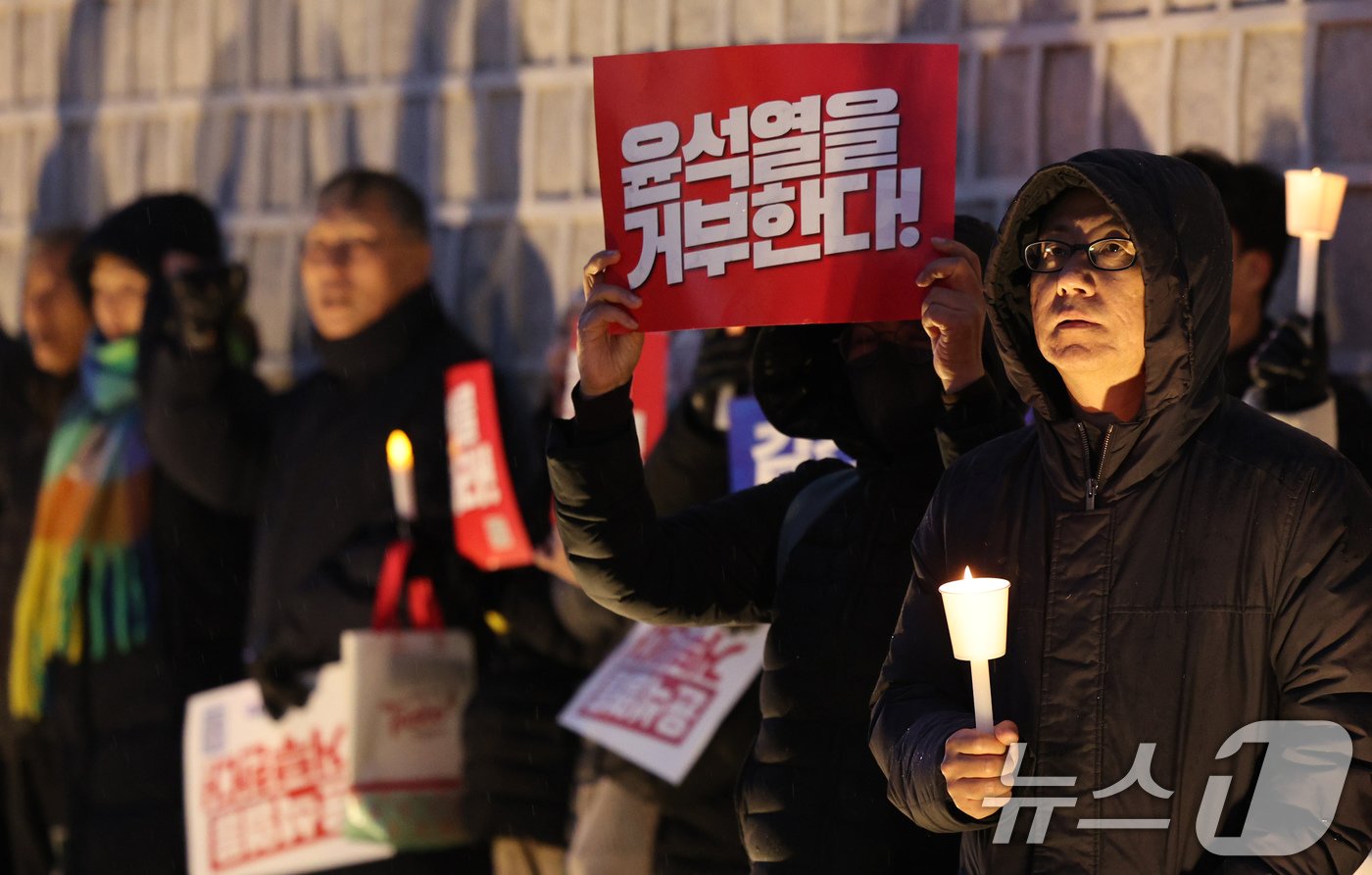 30일 오후 서울 종로구 광화문 일대에서 열린 &#39;김건희‧채상병 특검 추진, 국정농단 규명! 윤석열을 거부한다 3차 시민행진&#39;에 참여한 시민들이 촛불을 들며 정권을 규탄하고 있다. 2024.11.30/뉴스1 ⓒ News1 장수영 기자