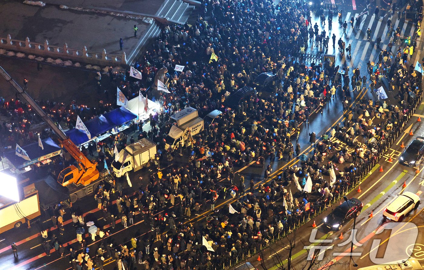 본문 이미지 - 30일 오후 서울 종로구 광화문 일대에서 열린 '김건희‧채상병 특검 추진, 국정농단 규명! 윤석열을 거부한다 3차 시민행진'에 참여한 시민들이 촛불을 들며 정권을 규탄하고 있다. 2024.11.30/뉴스1 ⓒ News1 장수영 기자