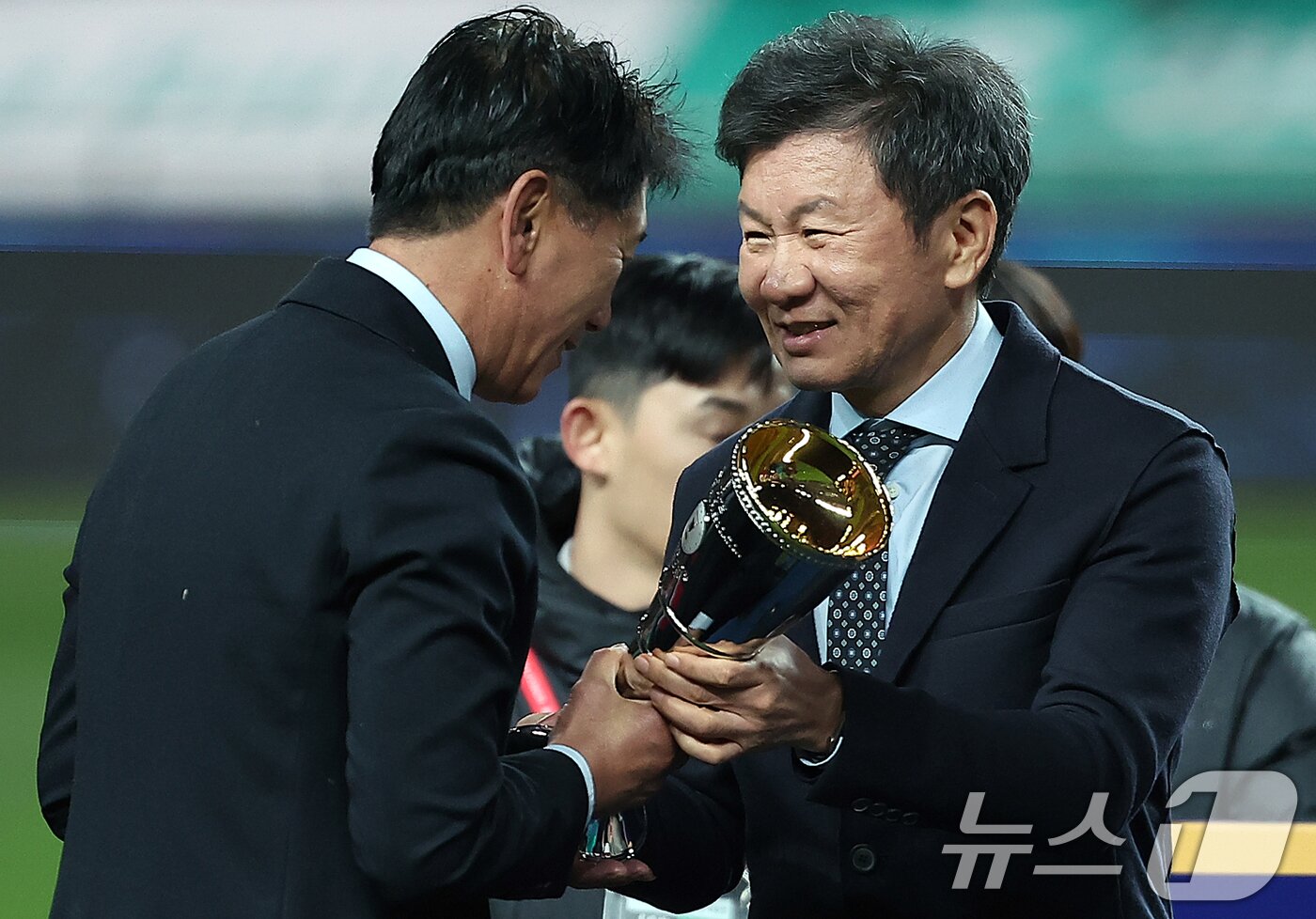 본문 이미지 - 정몽규 대한축구협회장이 30일 오후 서울 마포구 서울월드컵경기장에서 열린 &#39;2024 하나은행 코리아컵 결승전&#39; 포항 스틸러스와 울산HD의 경기에서 연장 접전 끝에 3대1 승리를 거두며 우승을 차지한 포항 박태하 감독에게 감독상 트로피를 전달하고 있다. 2024.11.30/뉴스1 ⓒ News1 김진환 기자