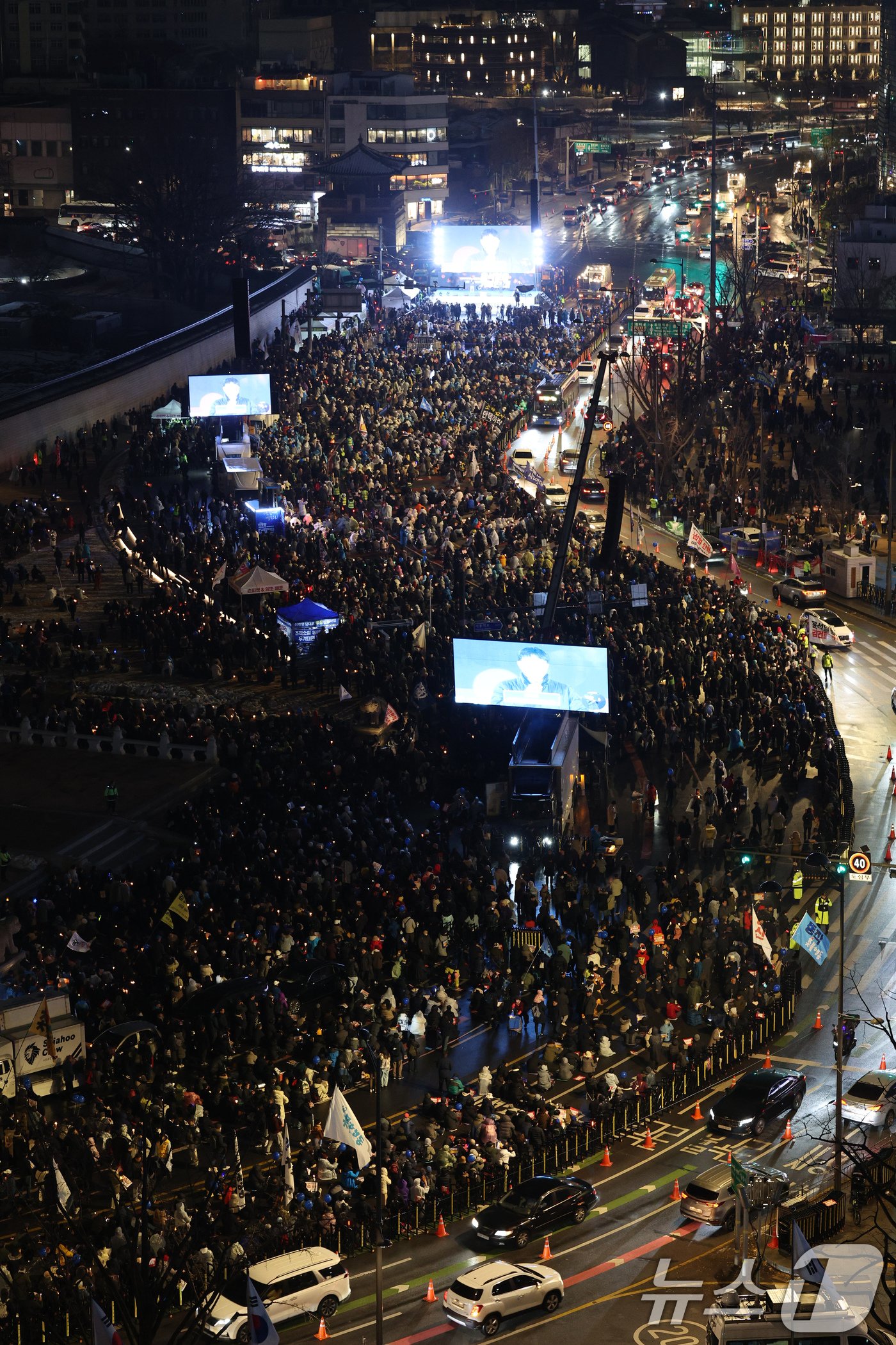 본문 이미지 - 30일 오후 서울 종로구 광화문 일대에서 열린 '김건희‧채상병 특검 추진, 국정농단 규명! 윤석열을 거부한다 3차 시민행진'에 참여한 시민들이 촛불을 들며 정권을 규탄하고 있다. 2024.11.30/뉴스1 ⓒ News1 장수영 기자