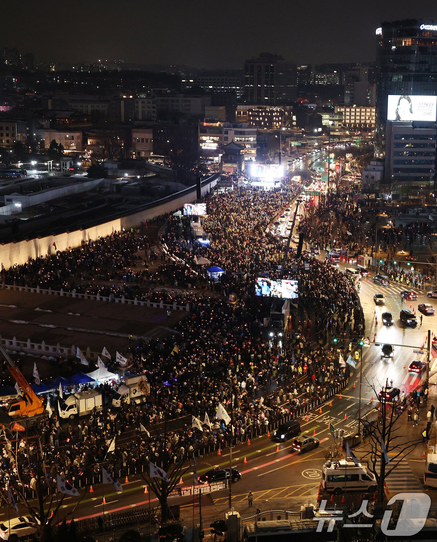 본문 이미지 - 30일 오후 서울 종로구 광화문 일대에서 열린 '김건희‧채상병 특검 추진, 국정농단 규명! 윤석열을 거부한다 3차 시민행진'에 참여한 시민들이 촛불을 들며 정권을 규탄하고 있다. 2024.11.30/뉴스1 ⓒ News1 장수영 기자