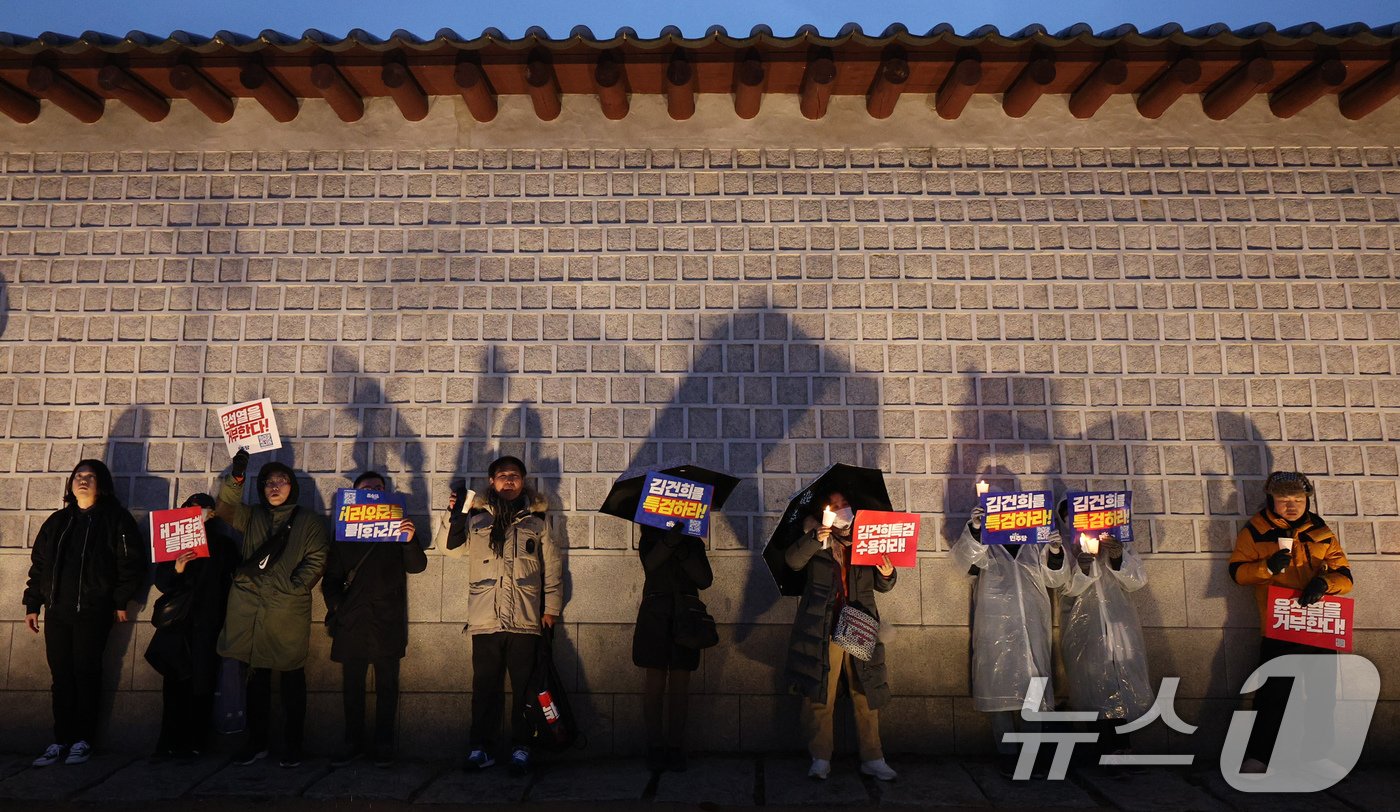 본문 이미지 - 30일 오후 서울 종로구 광화문 일대에서 열린 '김건희‧채상병 특검 추진, 국정농단 규명! 윤석열을 거부한다 3차 시민행진'에 참여한 시민들이 촛불을 들며 정권을 규탄하고 있다. 2024.11.30/뉴스1 ⓒ News1 장수영 기자