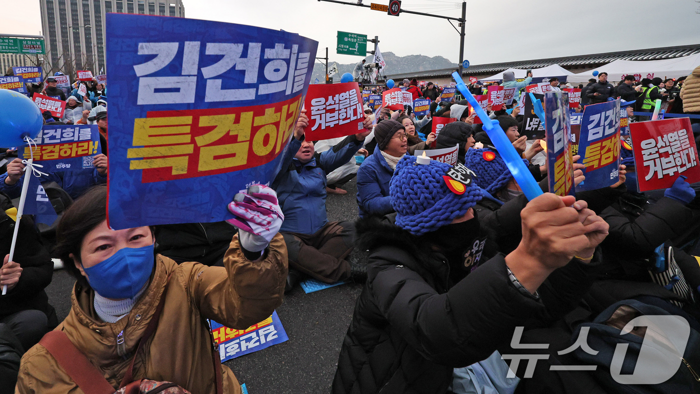 (서울=뉴스1) 장수영 기자 = 30일 오후 서울 종로구 광화문 일대에서 열린 '김건희‧채상병 특검 추진, 국정농단 규명! 윤석열을 거부한다 3차 시민행진'에 참여한 시민들이 정권 …