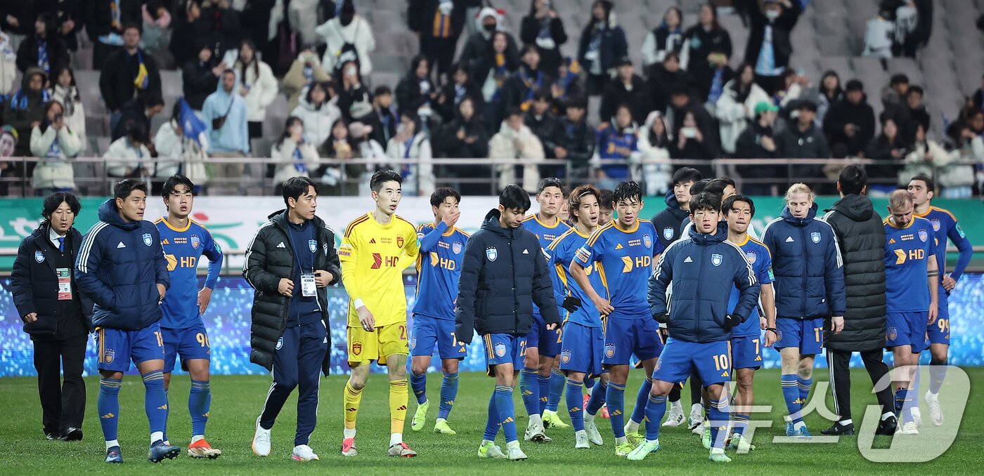 본문 이미지 - 30일 오후 서울 마포구 서울월드컵경기장에서 열린 '2024 하나은행 코리아컵 결승전' 포항 스틸러스와 울산HD의 경기에서 준우승에 그친 울산 선수들이 아쉬워하고 있다. 2024.11.30/뉴스1 ⓒ News1 김진환 기자