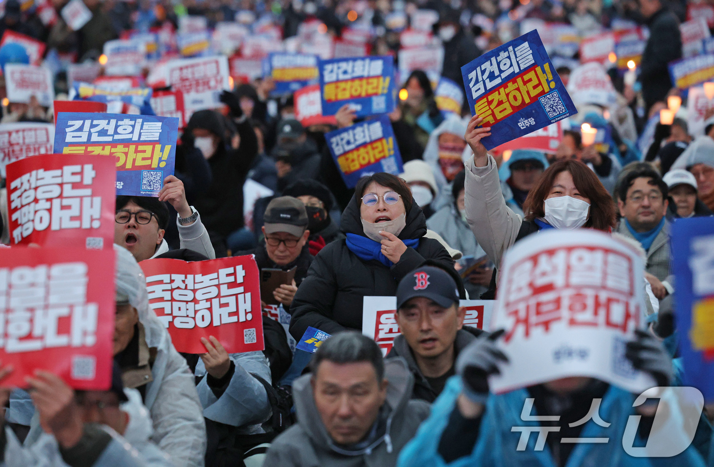 (서울=뉴스1) 장수영 기자 = 30일 오후 서울 종로구 광화문 일대에서 열린 '김건희‧채상병 특검 추진, 국정농단 규명! 윤석열을 거부한다 3차 시민행진'에 참여한 시민들이 정권 …