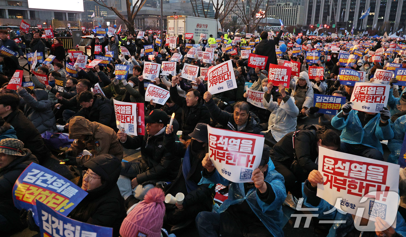 (서울=뉴스1) 장수영 기자 = 30일 오후 서울 종로구 광화문 일대에서 열린 '김건희·윤석열 국정농단 규탄·특검 촉구 제5차 국민행동의 날'에 참여한 시민들이 김건희 여사 특검을 …