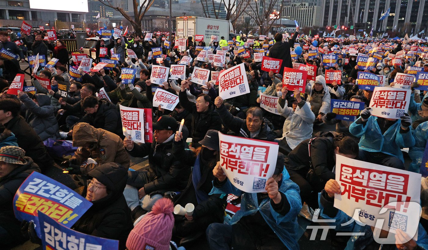 30일 오후 서울 종로구 광화문 일대에서 열린 &#39;김건희·윤석열 국정농단 규탄·특검 촉구 제5차 국민행동의 날&#39;에 참여한 시민들이 김건희 여사 특검을 촉구하는 구호를 외치고 있다. 2024.11.30/뉴스1 ⓒ News1 장수영 기자