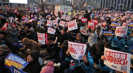 '윤 대통령을 거부한다' 피켓 든 시민들