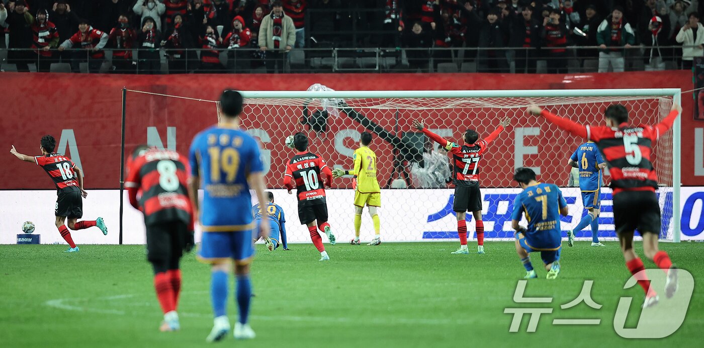 본문 이미지 - 30일 오후 서울 마포구 서울월드컵경기장에서 열린 '2024 하나은행 코리아컵 결승전' 포항 스틸러스와 울산HD의 경기, 연장 후반 종료 직전 포항 강현제가 쐐기골을 넣고 있다. 2024.11.30/뉴스1 ⓒ News1 김진환 기자