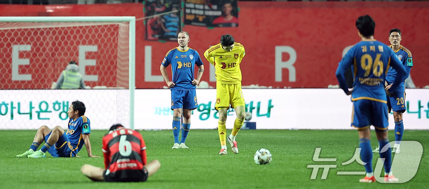 본문 이미지 - 정몽규 대한축구협회장이 30일 오후 서울 마포구 서울월드컵경기장에서 열린 '2024 하나은행 코리아컵 결승전' 포항 스틸러스와 울산HD의 경기에서 울산 선수들이 종료 휘슬이 울리자 아쉬워하고 있다. 2024.11.30/뉴스1 ⓒ News1 김진환 기자