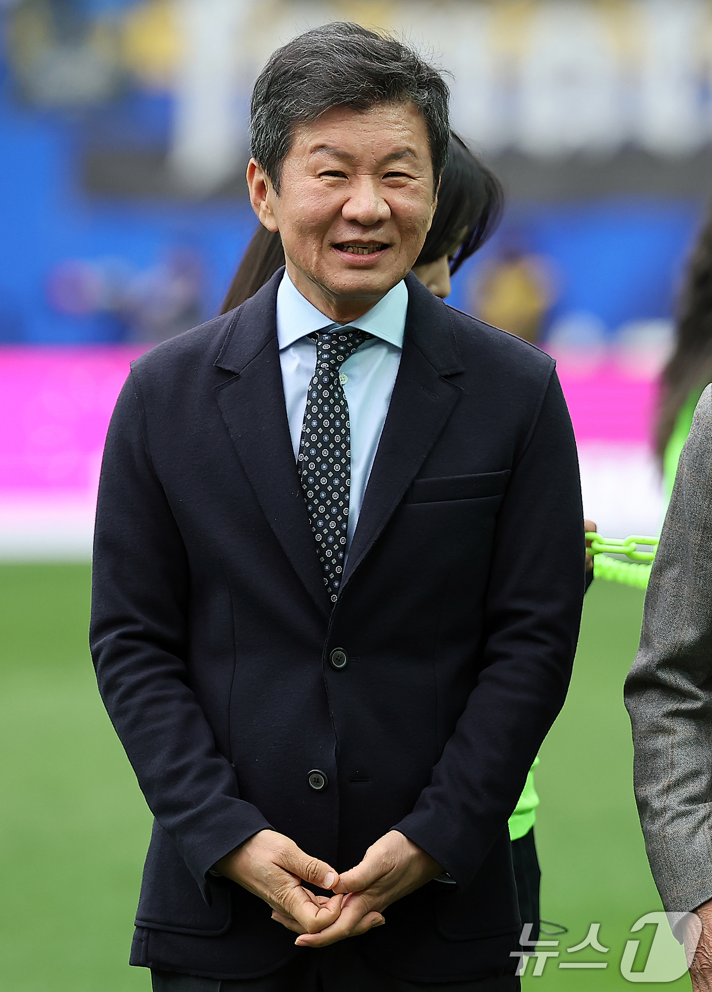 (서울=뉴스1) 김진환 기자 = 정몽규 대한축구협회장이 30일 오후 서울 마포구 서울월드컵경기장에서 열리는 '2024 하나은행 코리아컵 결승전' 포항 스틸러스와 울산HD의 경기에 …