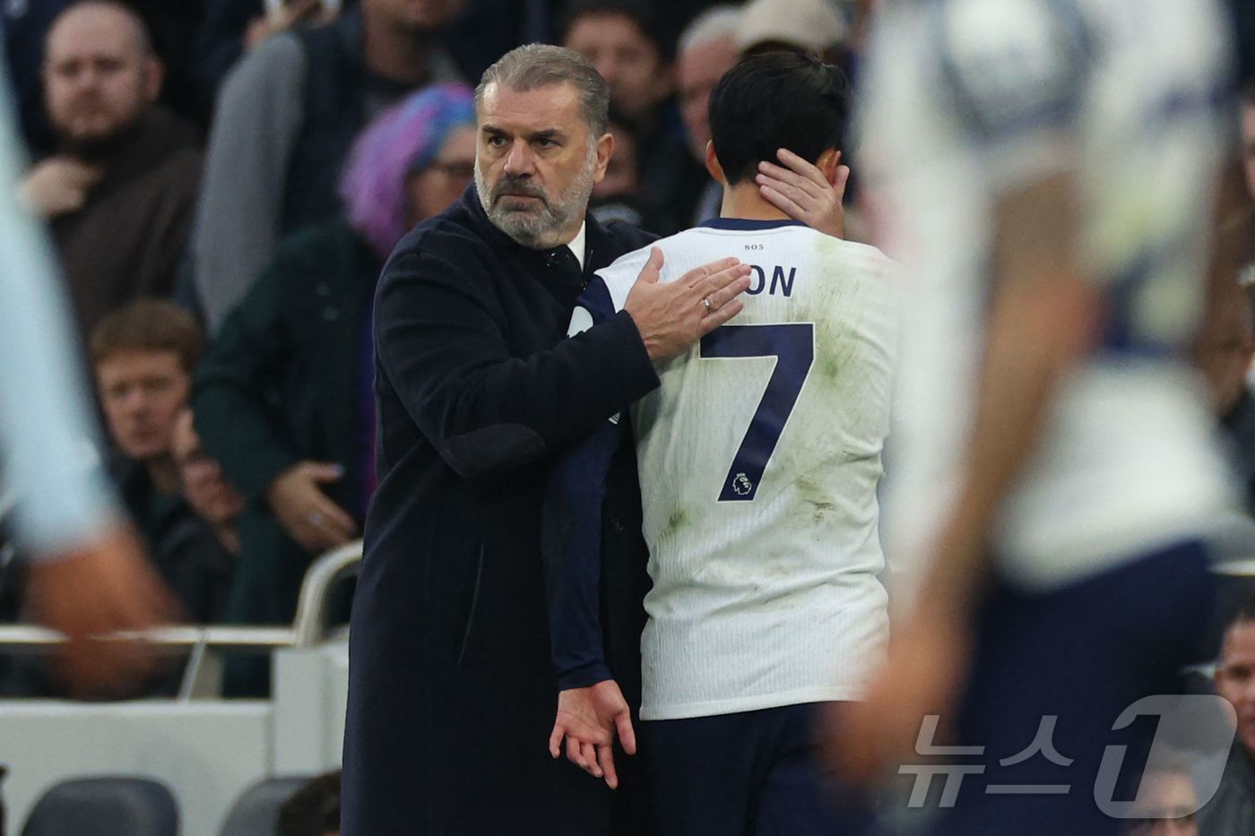 본문 이미지 - 엔제 포스테코글루 감독이 교체 아웃된 손흥민을 위로하고 있다. ⓒ AFP=뉴스1