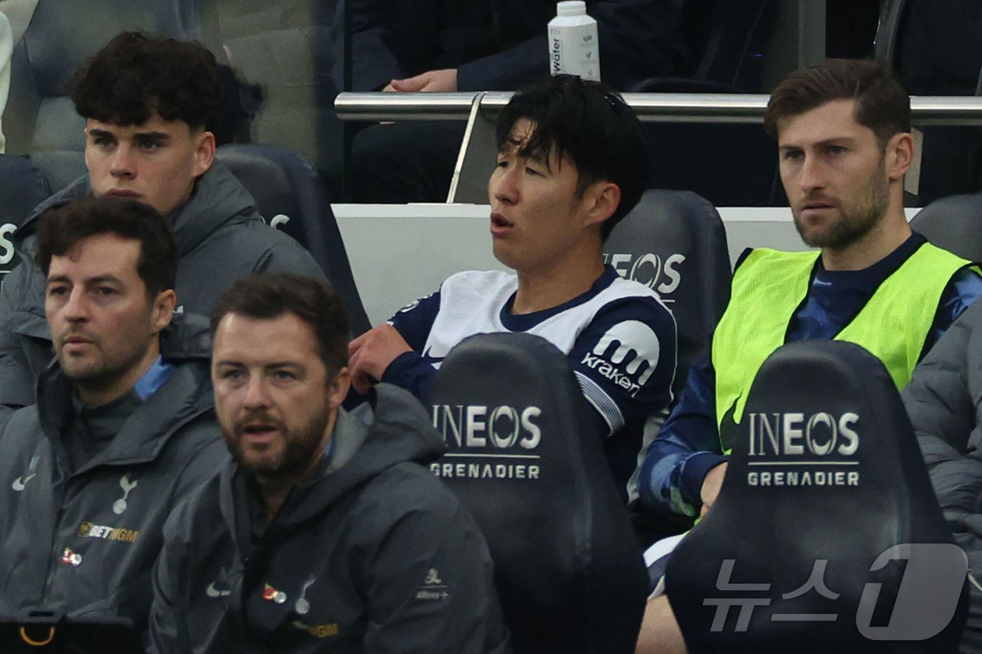 본문 이미지 - 이른 시간 교체 후 아쉬워하는 손흥민.ⓒ AFP=뉴스1