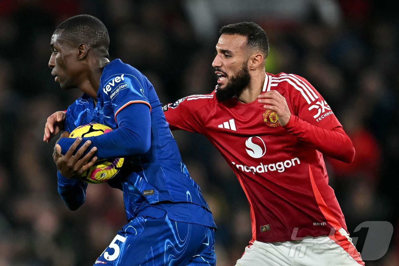 본문 이미지 - 맨체스터 유나이티드는 4일(한국시간) 열린 2024-25시즌 EPL 10라운드 첼시와 홈 경기에서 1-1로 비겼다. ⓒ AFP=뉴스1