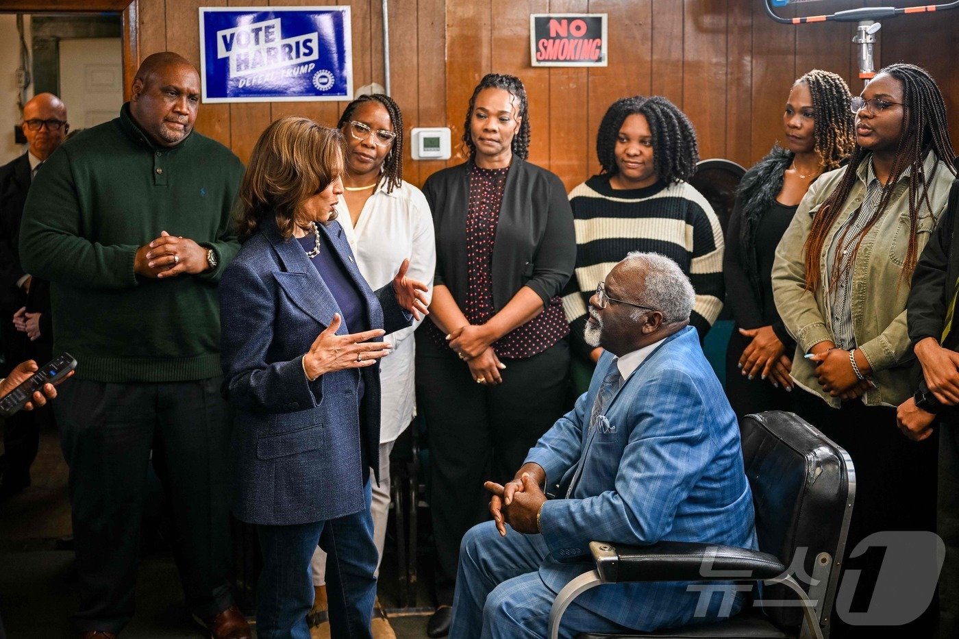 본문 이미지 - 미국 민주당 대선 후보 카멀라 해리스 부통령이 3일 (현지시간) 미시간주 폰티악에 있는 이발소를 찾아 주민들과 얘기를 하고 있다. 2024.11.04 ⓒ AFP=뉴스1 ⓒ News1 우동명 기자