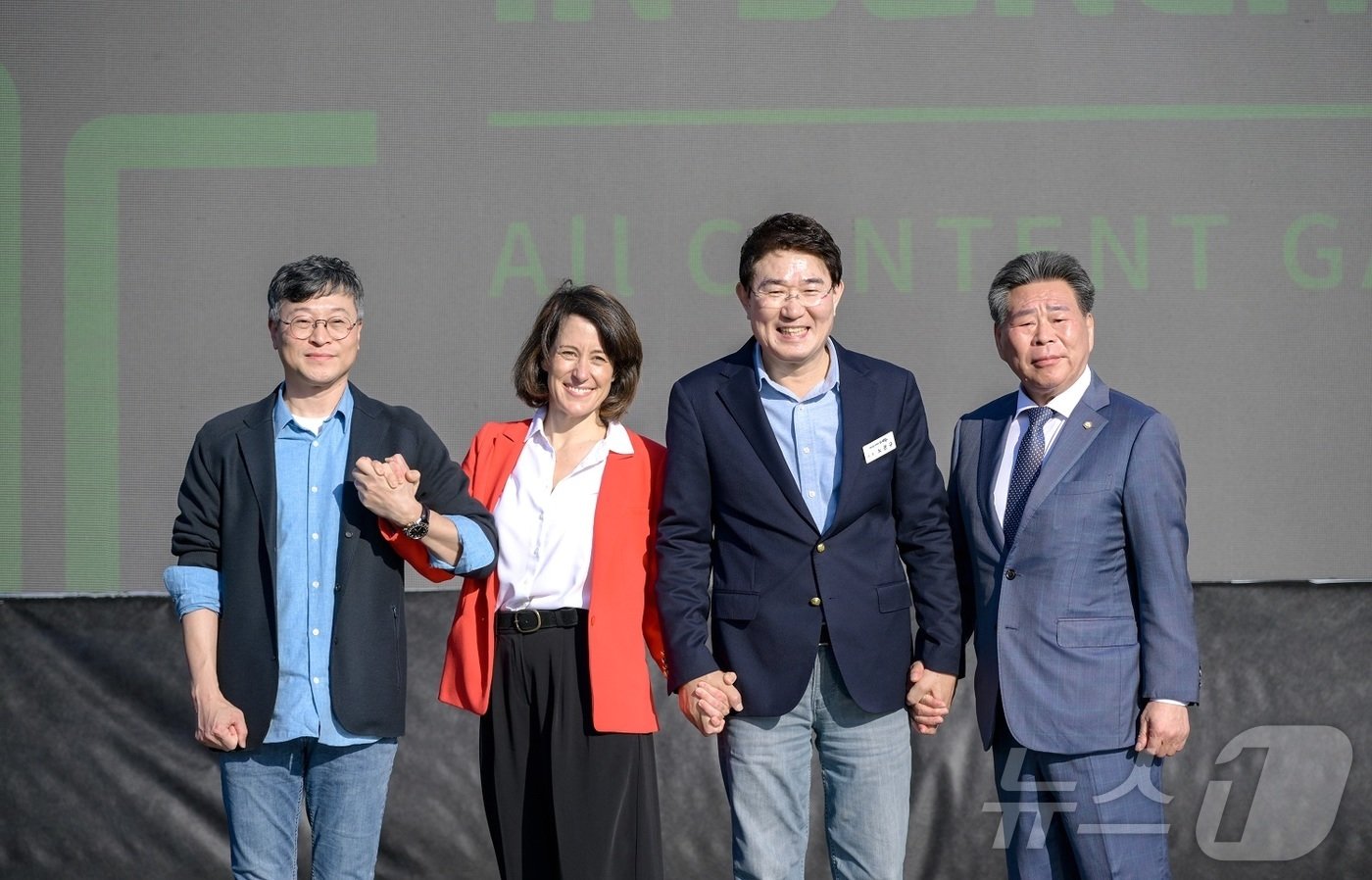 본문 이미지 - 왼쪽부터 이우재 케나즈 대표, 아이나라 이파스 오노 대표, 노관규 순천시장, 강형구 순천시의회 의장.