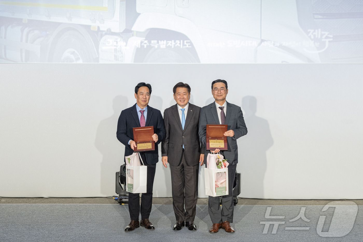 본문 이미지 - 현대차는 지난 1일 제주시 구좌읍에 있는 CFI 에너지 미래관에서 'H 제주 무빙 스테이션 (Moving Station)' 준공식을 개최했다. 사진 왼쪽부터 현대자동차 국내SV사업실장 이윤 상무, 오영훈 제주지사, 현대자동차 국내사업본부장 정유석 부사장.(현대차 제공) 