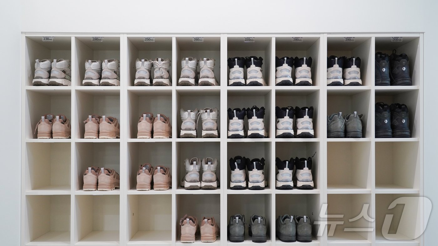 본문 이미지 - 서울 도심 등산관광센터(관악산) 등산화 렌탈스테이션(서울관광재단 제공)