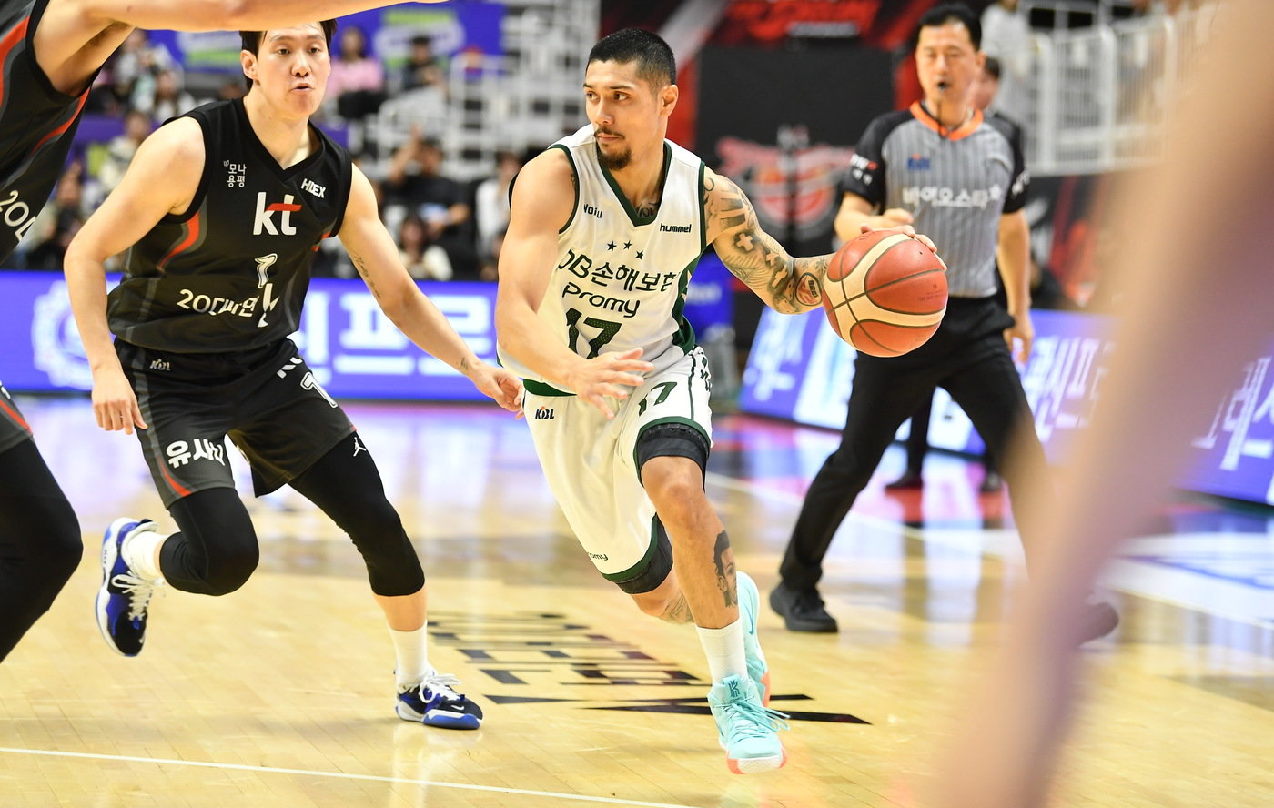 본문 이미지 - DB 알바노가 드리블을 하고 있다.(KBL 제공)