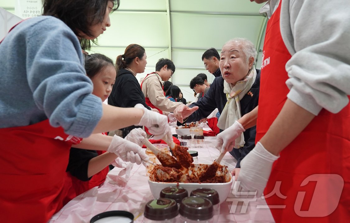 본문 이미지 - 2024해남미남축제 미남스토리관 장만들기 체험 한안자 명인 (해남군 제공)/뉴스1 