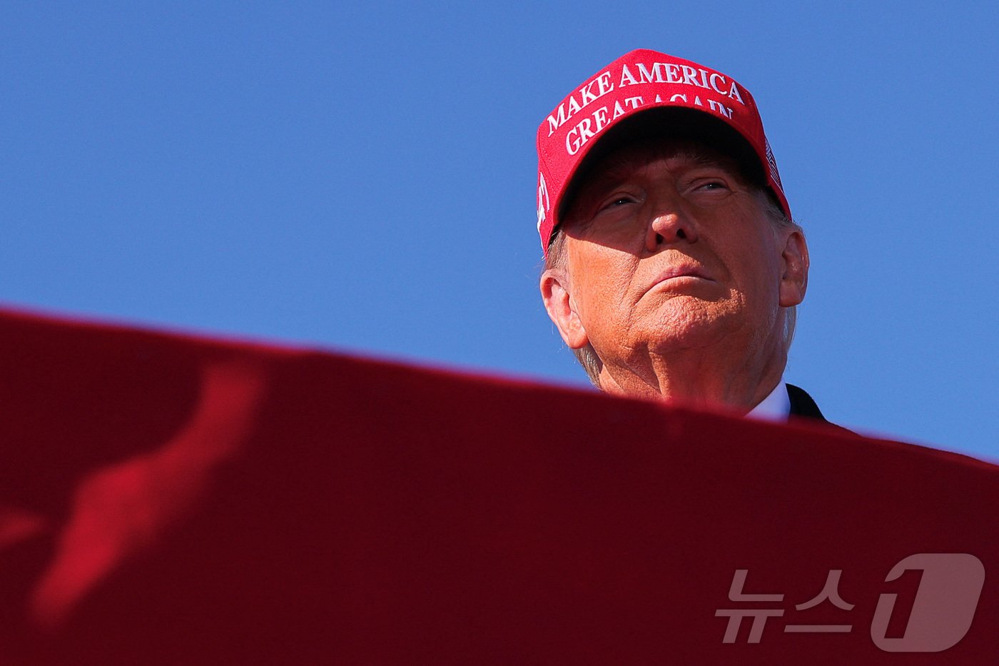 본문 이미지 - 3일&#40;현지시간&#41; 공화당 대선 후보인 도널드 트럼프 전 미국 대통령이 펜실베이니아주 리티츠 유세에서 어느 한 곳을 응시하고 있다. ⓒ 로이터=뉴스1 ⓒ News1 류정민 특파원
