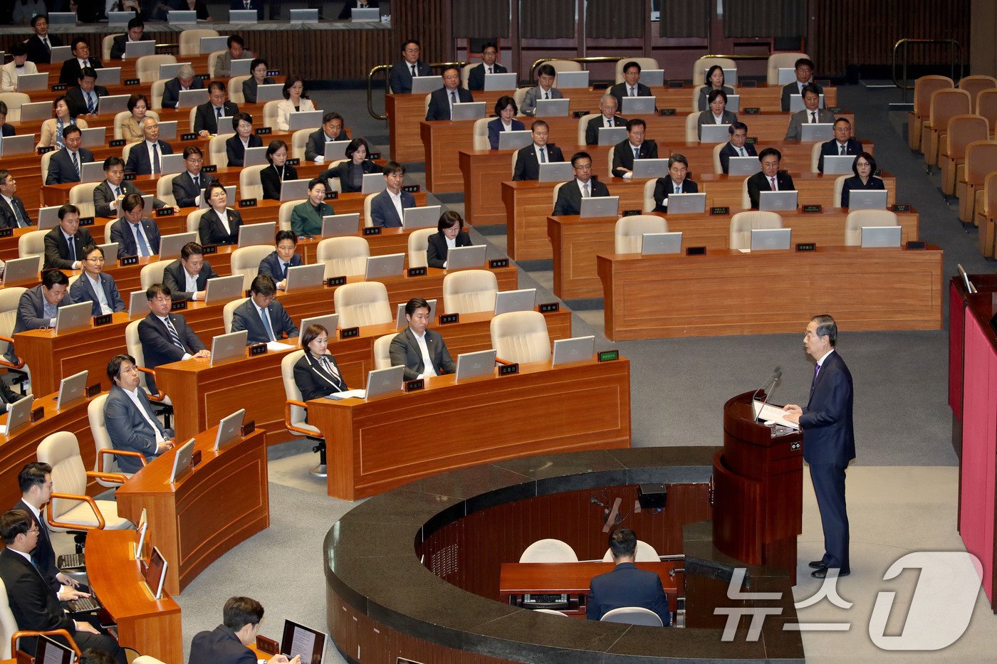 한덕수 국무총리가 4일 오전 서울 여의도 국회 본회의장에서 2025년도 예산안 및 기금운용계획안에 대한 정부의 시정연설을 하고 있다. 2024.11.4/뉴스1 ⓒ News1 이광호 기자