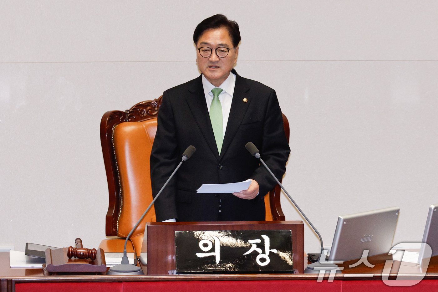 본문 이미지 - 우원식 국회의장이 4일 서울 여의도 국회 본회의장에서 2025년도 예산안 및 기금운용계획안에 대한 정부 시정연설에 앞서 윤석열 대통령 불참에 대한 유감을 표하고 있다. 2024.11.4/뉴스1 ⓒ News1 안은나 기자