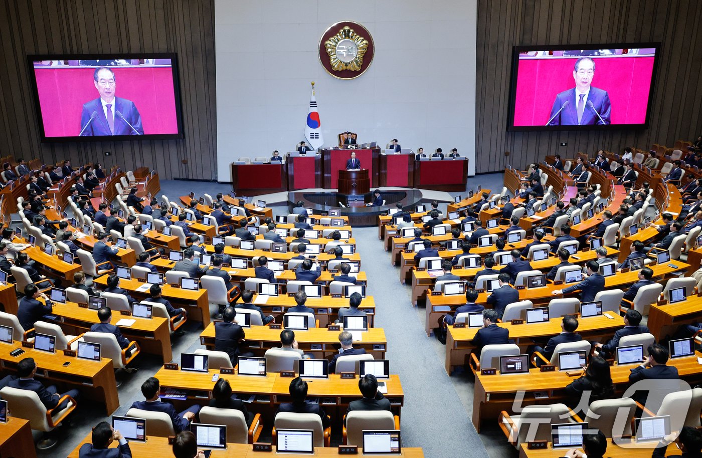 한덕수 국무총리가 4일 서울 여의도 국회 본회의장에서 2025년도 예산안 및 기금운용계획안에 대한 정부 시정연설을 대독하고 있다. 2024.11.4/뉴스1 ⓒ News1 안은나 기자