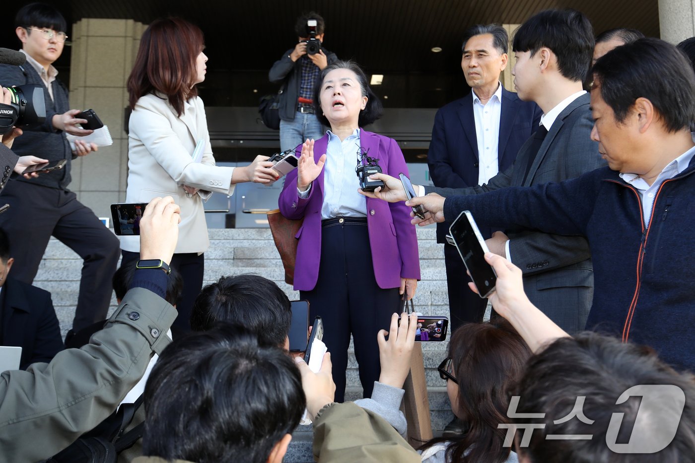 &#39;윤석열 대통령 부부 공천 개입 의혹&#39; 핵심 당사자인 김영선 전 국민의힘 의원이 4일 오전 소환조사를 받기 위해 경남 창원시 성산구 창원지방검찰청으로 출석하며 취재진 질문에 답하고 있다. 김 전 의원은 전날 창원지검에 출석해 12시간 가량 조사받았다. 2024.11.4/뉴스1 ⓒ News1 윤일지 기자