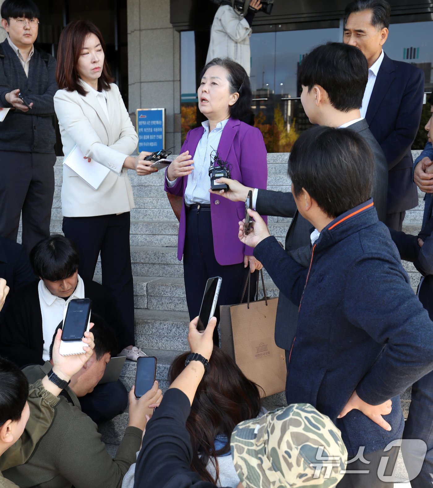 &#39;윤석열 대통령 부부 공천 개입 의혹&#39; 핵심 당사자인 김영선 전 국민의힘 의원이 4일 오전 소환조사를 받기 위해 경남 창원시 성산구 창원지방검찰청으로 출석하며 취재진 질문에 답하고 있다. 김 전 의원은 전날 창원지검에 출석해 12시간 가량 조사받았다. 2024.11.4/뉴스1 ⓒ News1 윤일지 기자