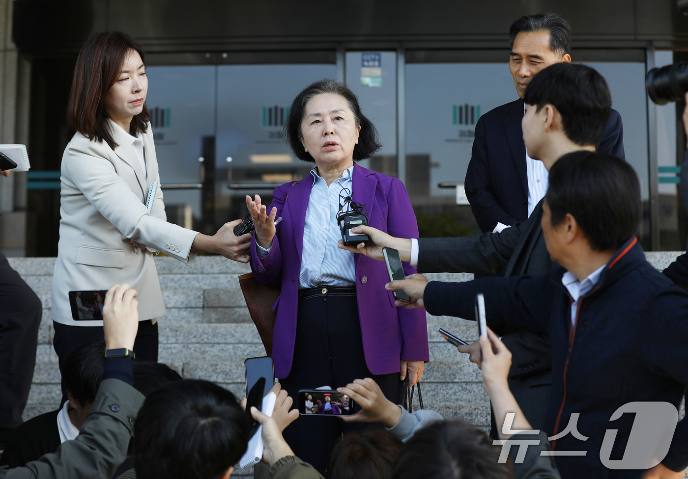 (창원=뉴스1) 윤일지 기자 = '윤석열 대통령 부부 공천 개입 의혹' 핵심 당사자인 김영선 전 국민의힘 의원이 4일 오전 소환조사를 받기 위해 경남 창원시 성산구 창원지방검찰청으 …