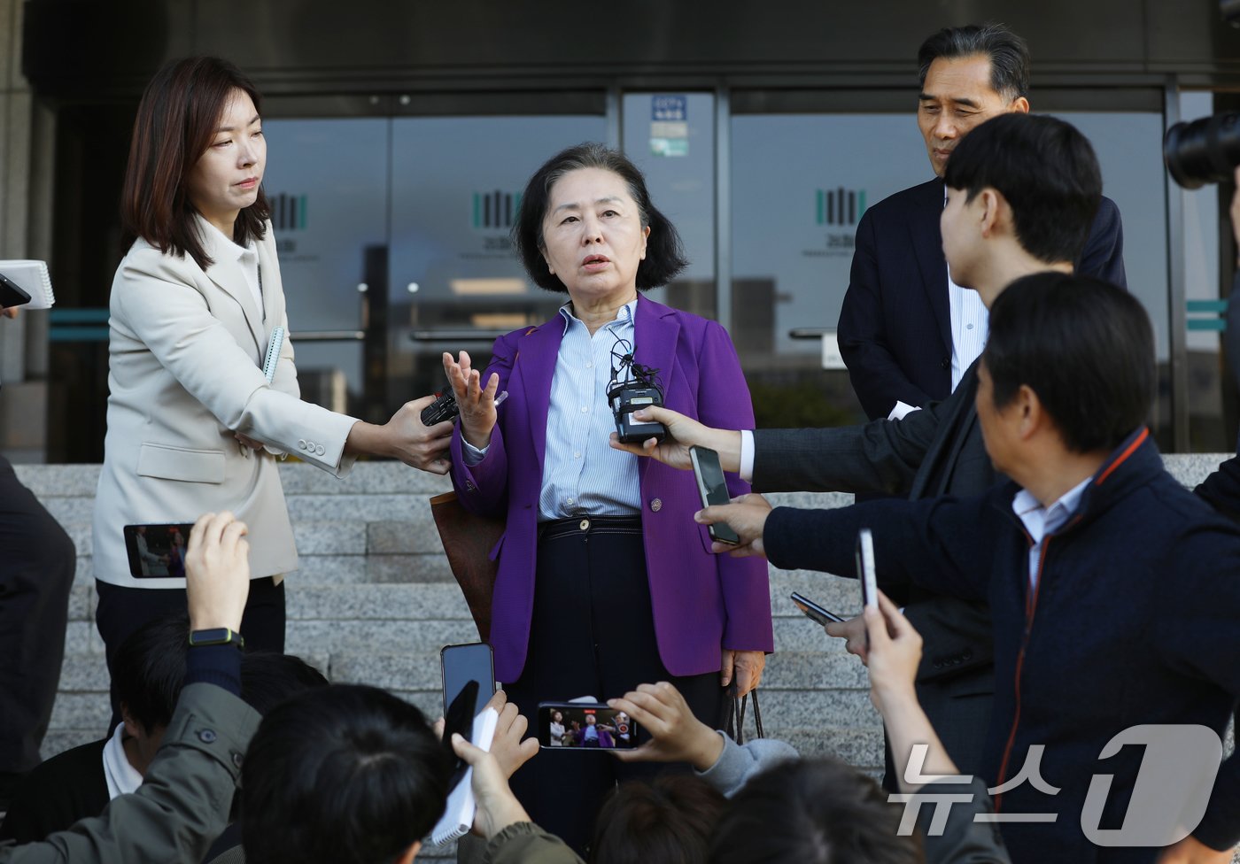 &#39;윤석열 대통령 부부 공천 개입 의혹&#39; 핵심 당사자인 김영선 전 국민의힘 의원이 4일 오전 소환조사를 받기 위해 경남 창원시 성산구 창원지방검찰청으로 출석하며 취재진 질문에 답하고 있다. 김 전 의원은 전날 창원지검에 출석해 12시간 가량 조사받았다. 2024.11.4/뉴스1 ⓒ News1 윤일지 기자