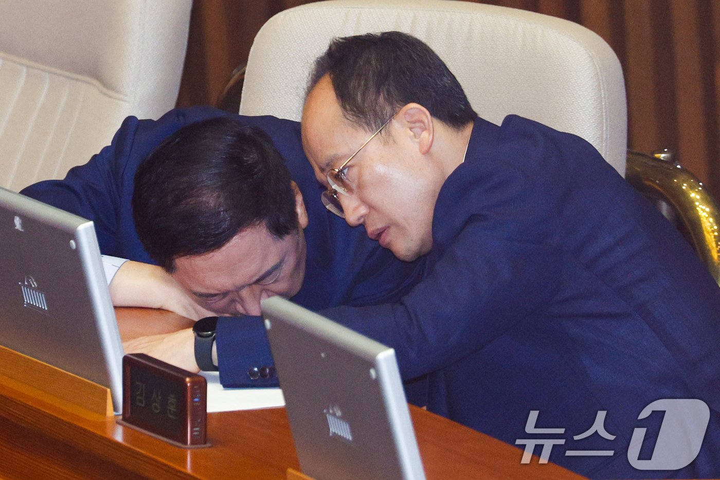 본문 이미지 - 추경호 국민의힘 원내대표가 4일 서울 여의도 국회 본회의장에서 한덕수 국무총리의 2025년도 예산안 및 기금운용계획안에 대한 정부 시정연설 대독을 들으며 김기현 의원과 대화하고 있다. 2024.11.4/뉴스1 ⓒ News1 안은나 기자