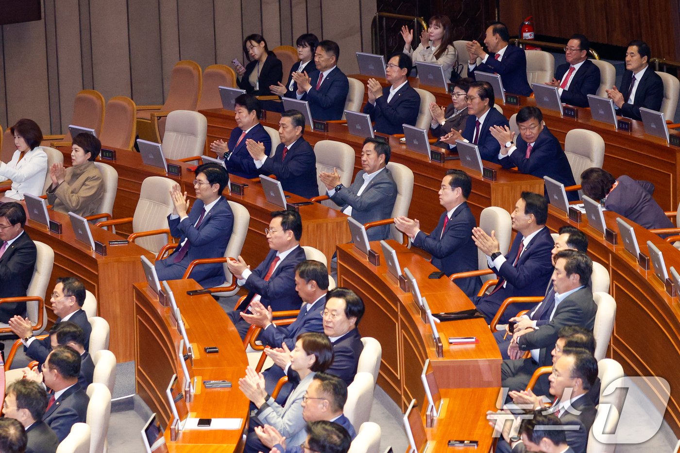 국민의힘 의원들이 4일 서울 여의도 국회 본회의장에서 한덕수 국무총리의 2025년도 예산안 및 기금운용계획안에 대한 정부 시정연설 대독을 들은 뒤 손뼉치고 있다. 2024.11.4/뉴스1 ⓒ News1 안은나 기자