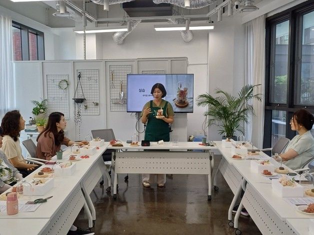 "미리 만나는 크리스마스"…중구에서 정원 체험 트리 만들기 수업